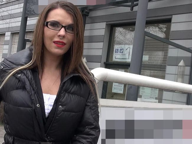 Hartz4 Bitch am Jobcenter gefickt