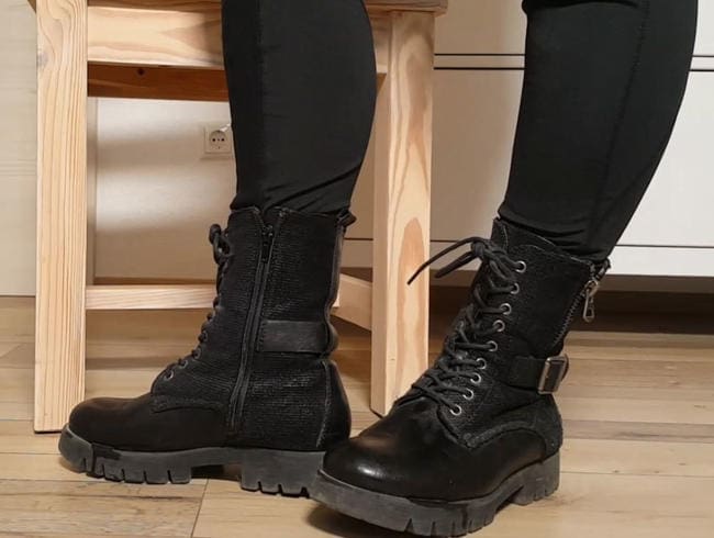 Stiefelvideo - Dominanz - Leck meine Boots sauber!