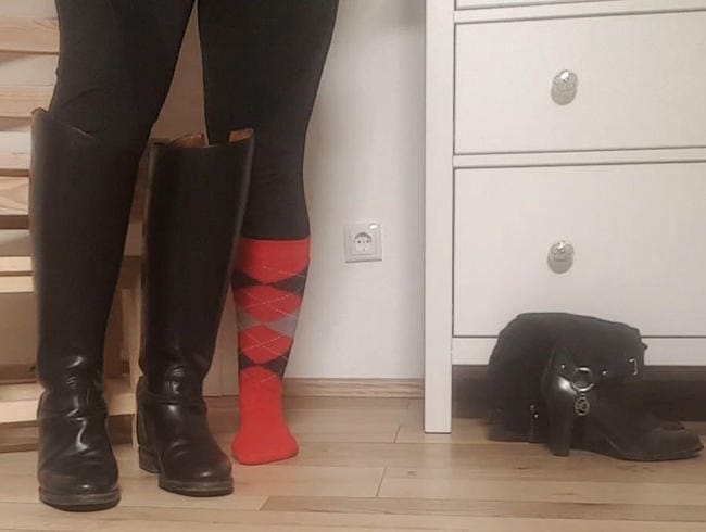 Stiefelvideo – Outfitwechsel – Dominanz – Wechsel von Reitstiefeln zu Highheels