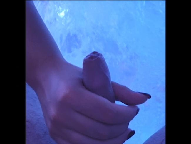 Handjob im Hotelpool