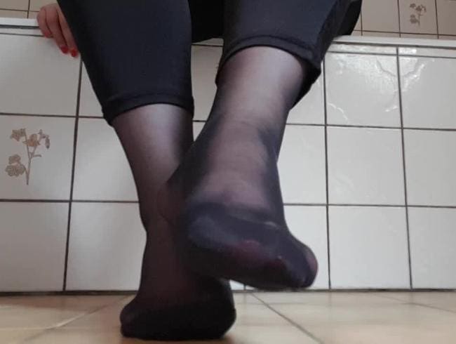 Fußerotik mit schwarzen Nylons und Heels