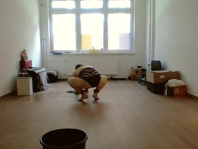 Sklavin beim putzen