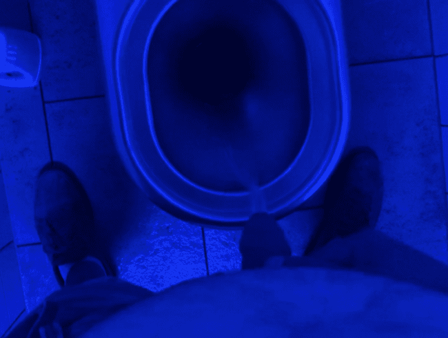 Pissen bei Blauer Toilette OMG wie geil