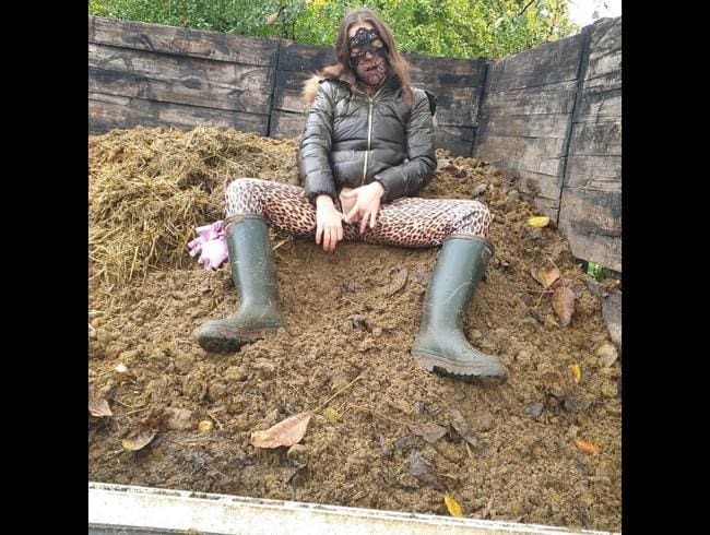 geile princess outdoor piss in gummistiefel und lackhose