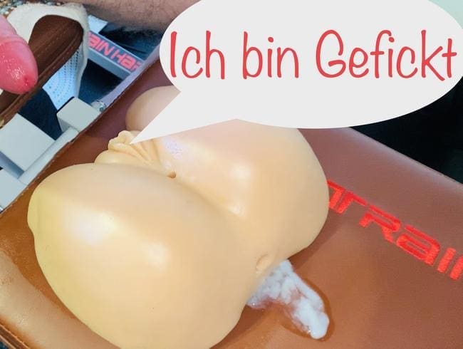 Silikon Vagina auf der Hantelbank Gefickt