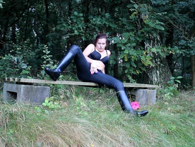 Outdoor in geilen Reitstiefeln und hautenger Wetlookleggings mit Vibrator befriedigt