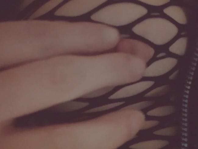 Nippelspiele durch das Netzoberteil