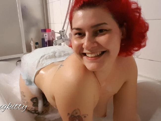 Mit Windeln in der Badewanne