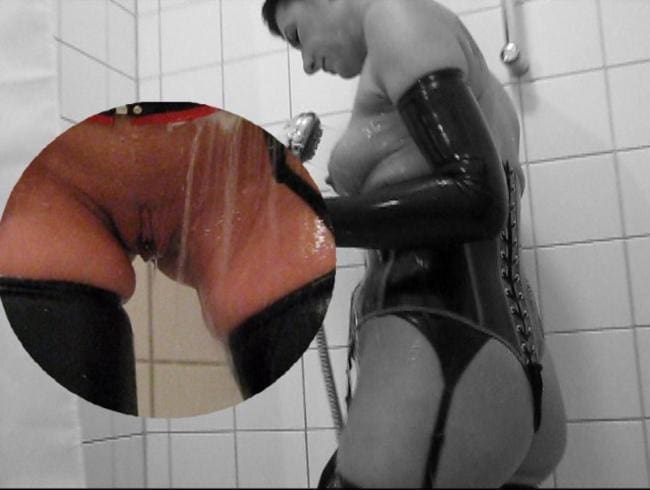 Schaum & Fetisch unter der Dusche