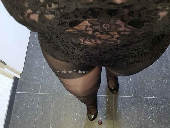 Der Schokokuss muss leiden - Trempling in Nylons & Heels