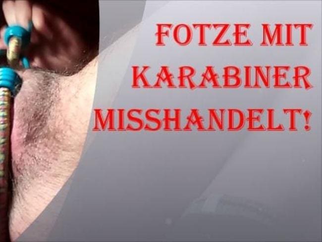 Fotze mit Karabinern misshandelt