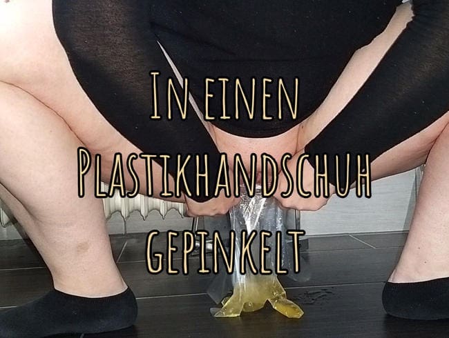 In einen Plastikhandschuh gepinkelt