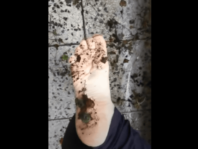 Füße, Dreck und Socken