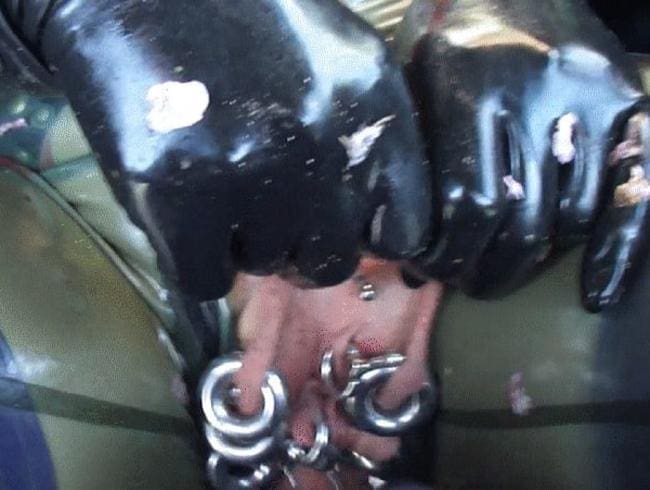 Latex Pierced Plugged Girl Transparente Leggings Strümpfe masturbiert 2 Monster Dildos Draussen. p6