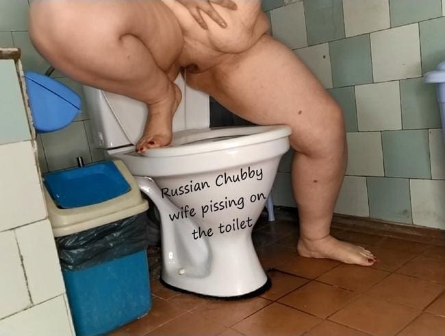 Mollige Frau pisst auf die Toilette