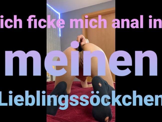 Ich ficke mich anal in meinen Lieblingssöckchen