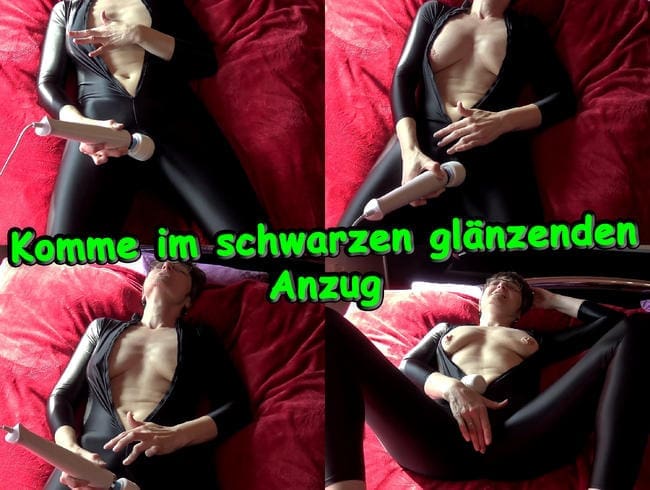 Komme im schwarzen glänzenden Anzug