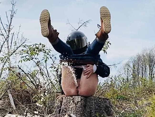 Chloés geile Moto-Girl-Piss-Fontäne