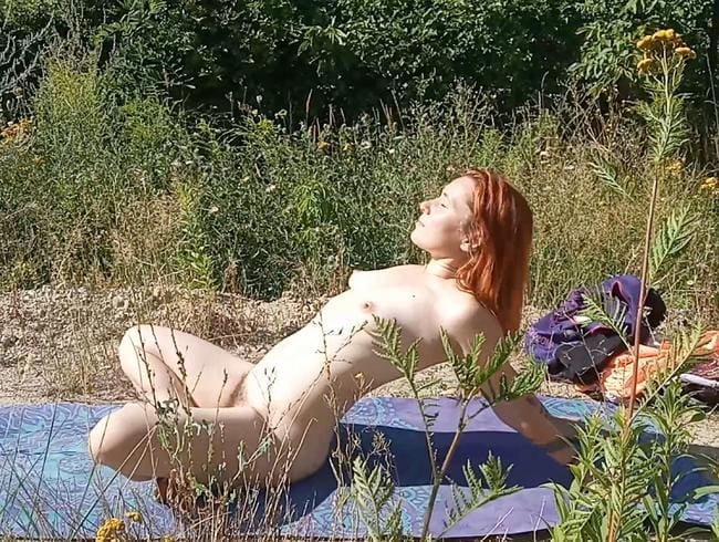 Nacktes Yoga im Freien