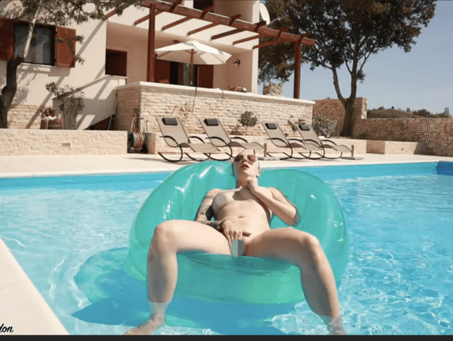 Im Pool Masturbieren